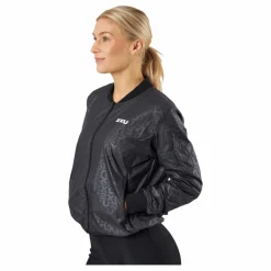 2XU Motion Bomber Jacket Embossed Monogram/white Svart Sale