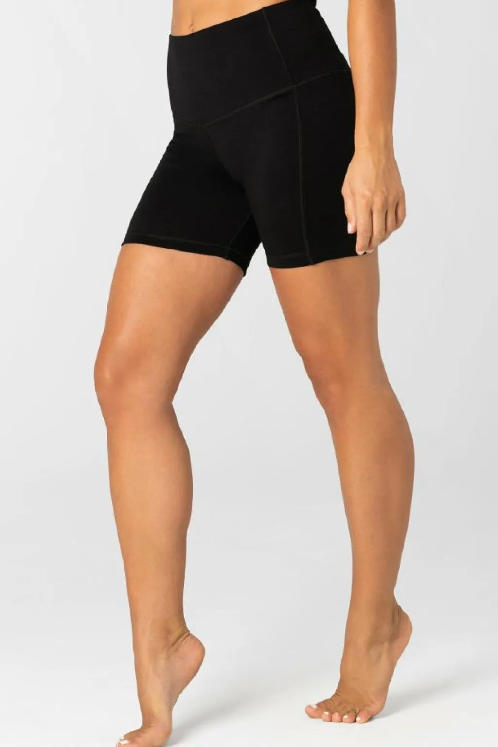 W Liquid Flow Shorts Black*Super.Natural Clearance